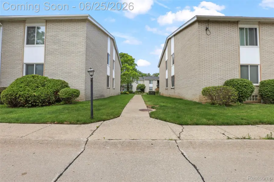 8577 Kennedy Circle #M7, Warren, MI 48093 - #3