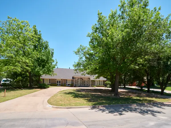 7104 Brentwood Road, Nichols Hills, OK 73116