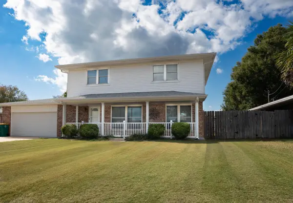 12 W Casa Loma Dr, Mary Esther, FL 32569