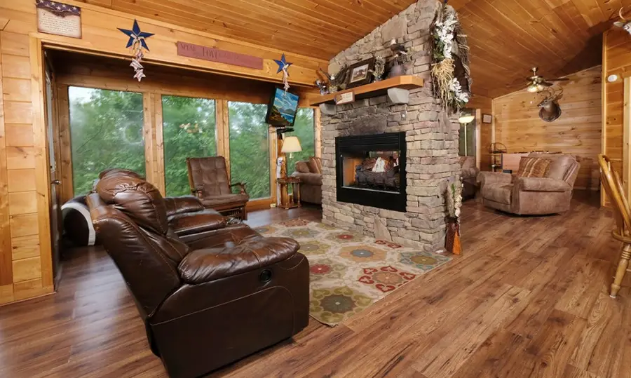 623 Iron Mountain Rd, Pigeon Forge, TN 37863 - #2