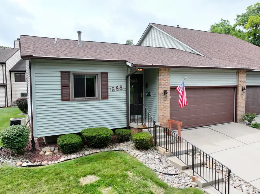 588 Oakbrook Circle, Flushing, MI 48433 - #2