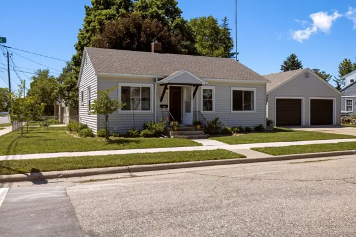 907 N 7th Ave, Sturgeon Bay, WI 54235 - #2