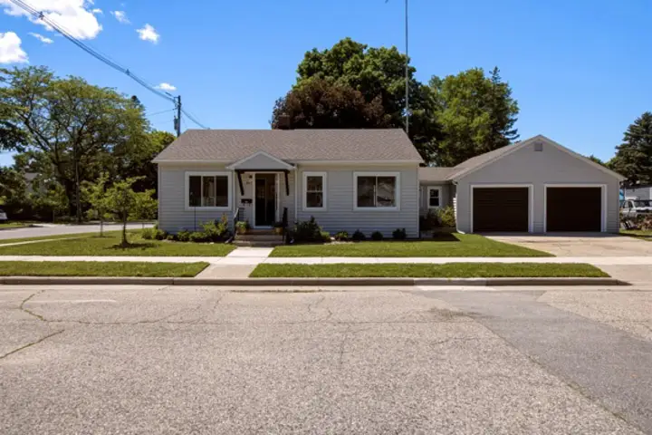 907 N 7th Ave, Sturgeon Bay, WI 54235 - #3