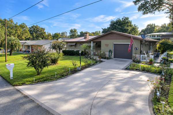 605 First Avenue, LADY LAKE, FL 32159