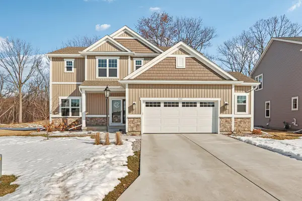 532 Wild Oak Rd, Hartland, WI 53029