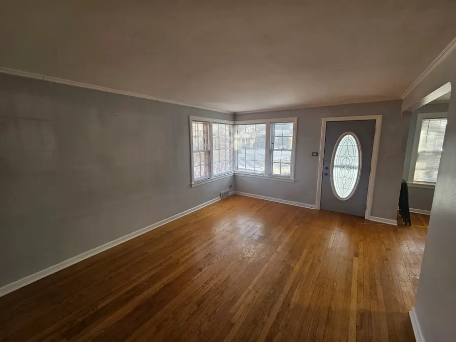 902 Jeannette St, Des Plaines, IL 60016 - #2