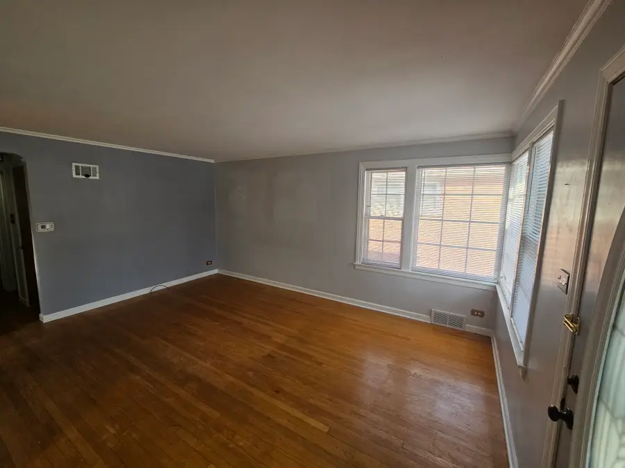 902 Jeannette St, Des Plaines, IL 60016 - #3