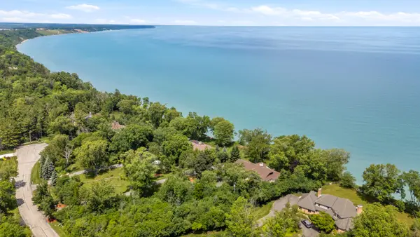 11272 N Lakeview Pl, Mequon, WI 53092