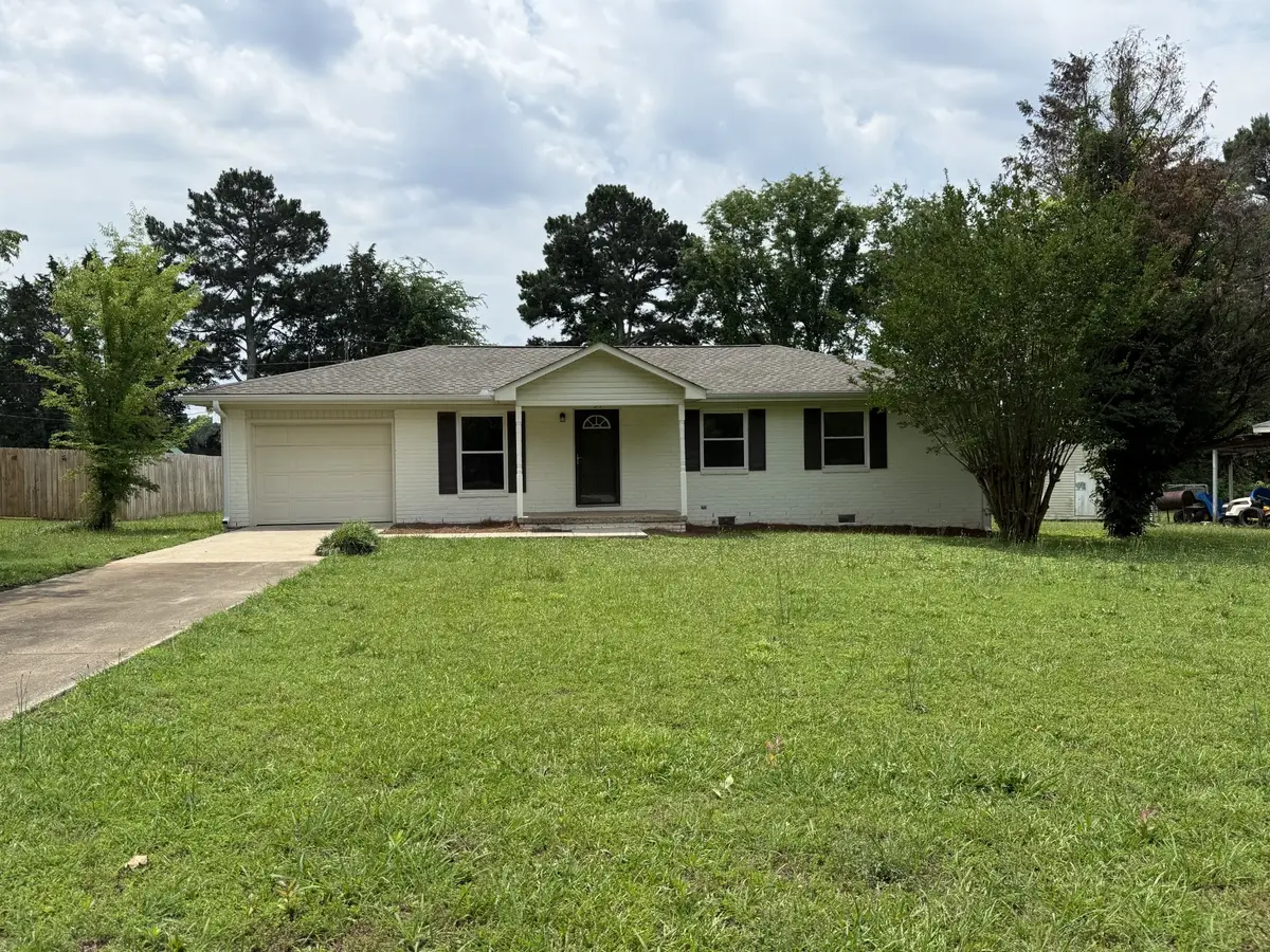 373 Chandler Dr, Florence, AL 35633 - #1