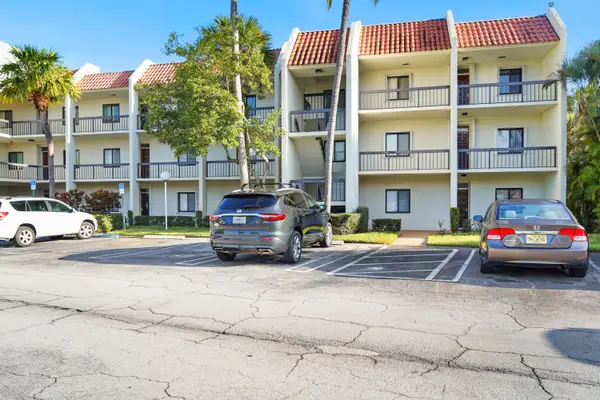 2550 Presidential Way #106, West Palm Beach, FL 33401