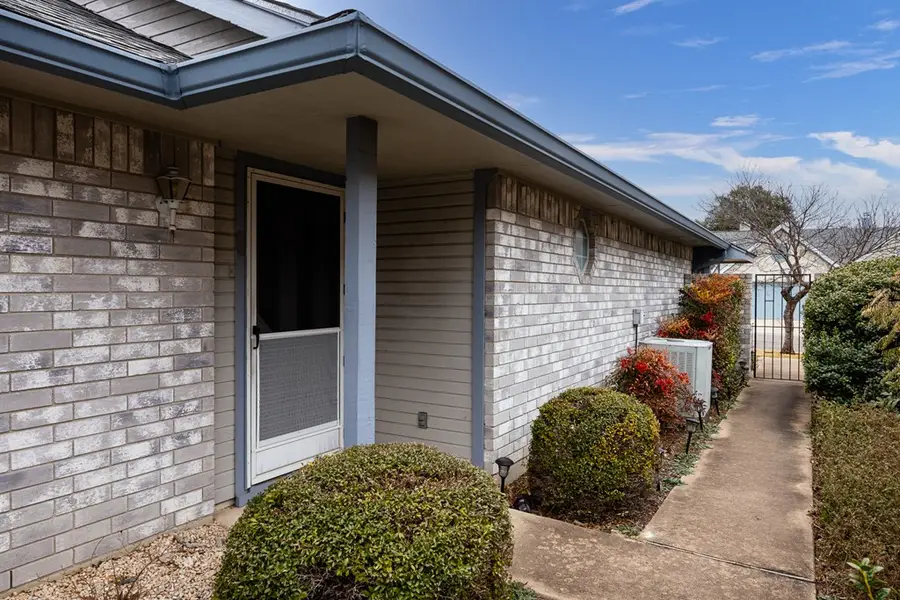 411 Fitch, Kerrville, TX 78028 - #3