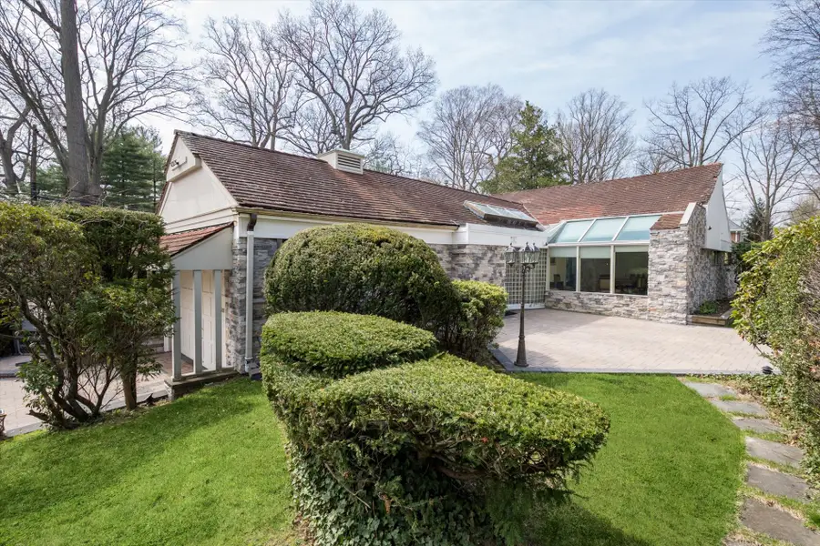 1 Somerset Drive N, Great Neck, NY 11020 - #3