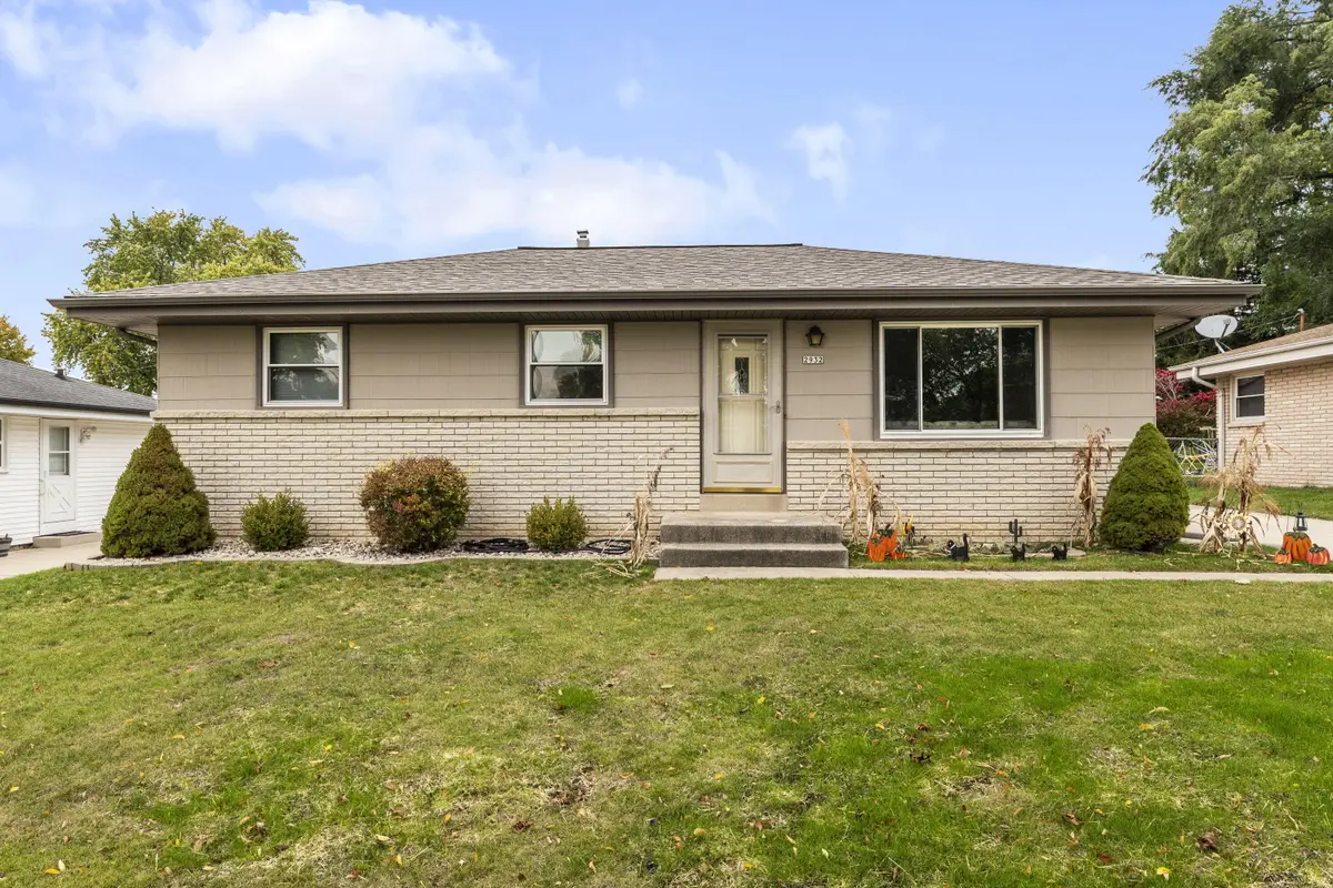2932 E Dale Ave, Cudahy, WI 53110 - #1