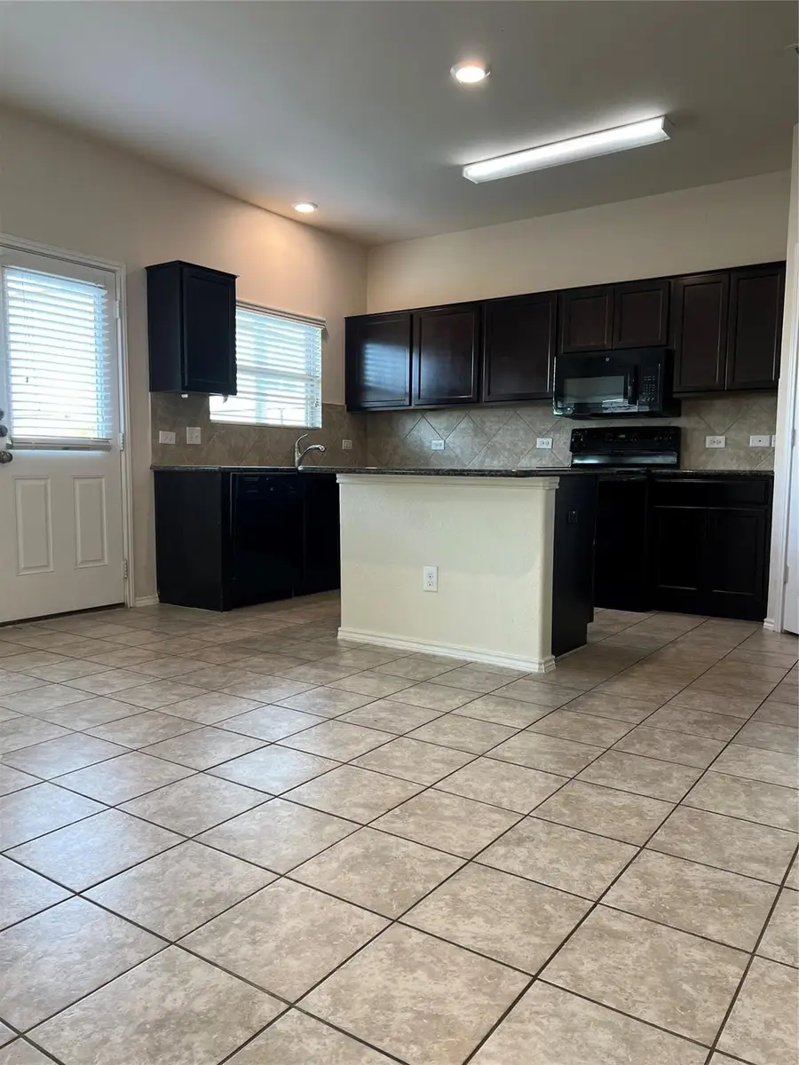 275 Circle Way LOOP #9B, Jarrell, TX 76537 - Image #3