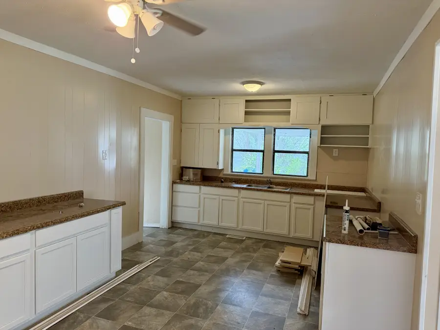 1412 W Cherry St, Clarksville, AR 72830 - #3