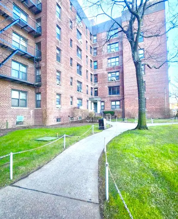 113-15 34 #5C, Corona, NY 11368