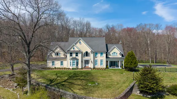 48 Coach Light Drive, Woodbury, CT 06798