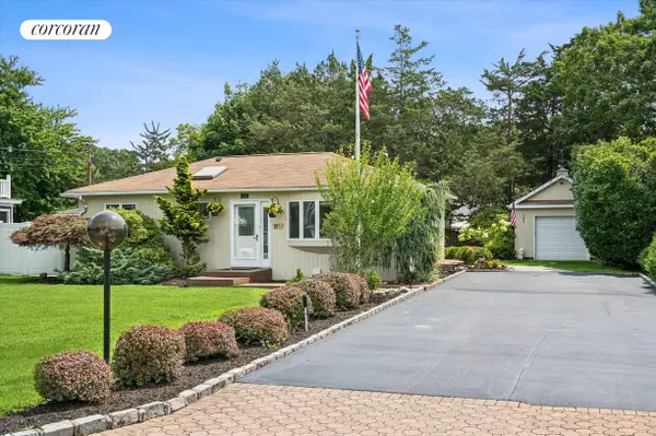 11 Bay Street, Center Moriches, NY 11934