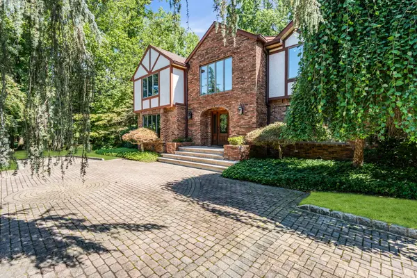 29 Red Coach Lane, Holmdel, NJ 07733