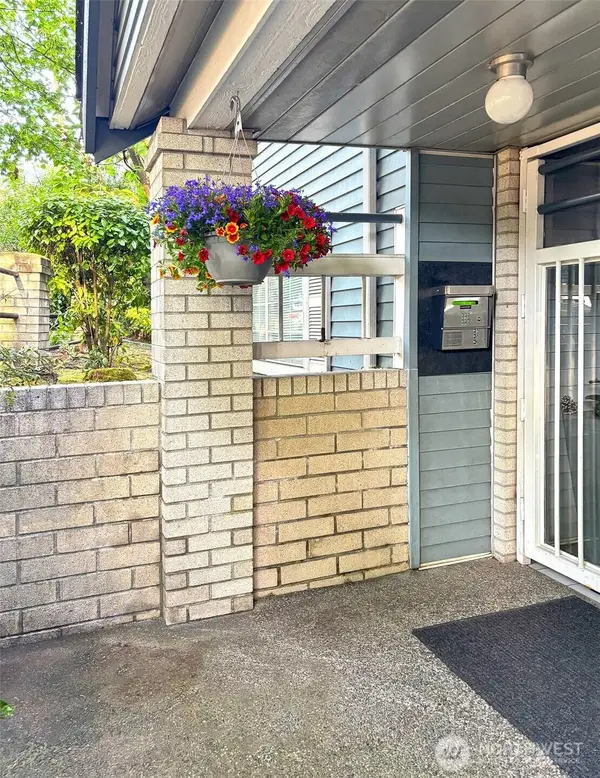 909 N 35th Street #402, Seattle, WA 98103