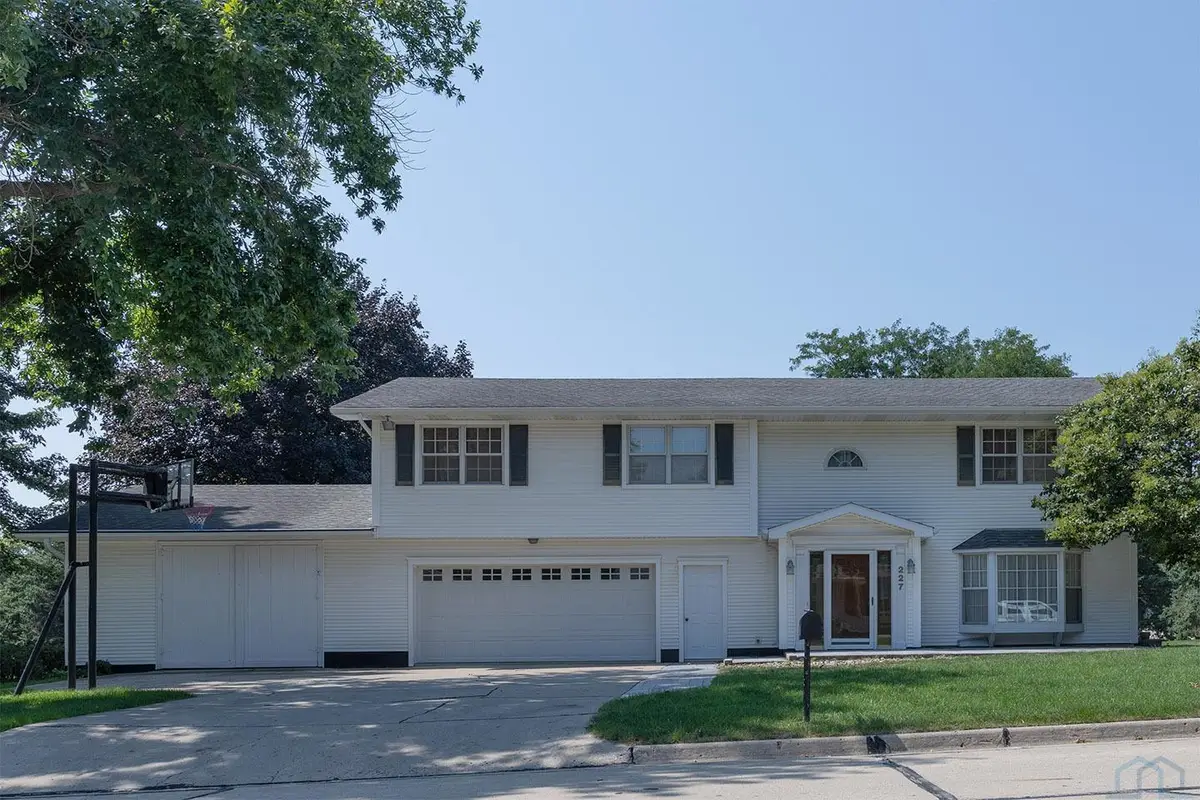227 6th Avenue SE, Sioux Center, IA 51250 - #1