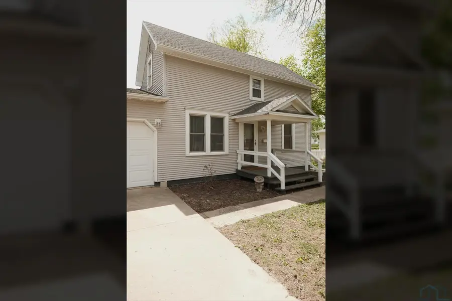37 9th Street SW, Sioux Center, IA 51250 - #3