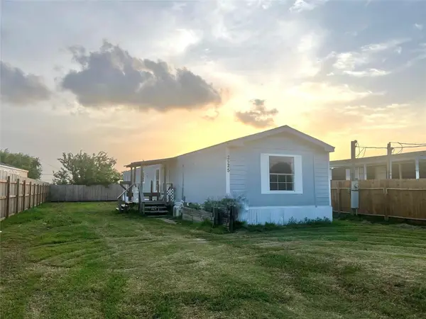 2525 Oyster Creek Bend, Oyster Creek, TX 77541