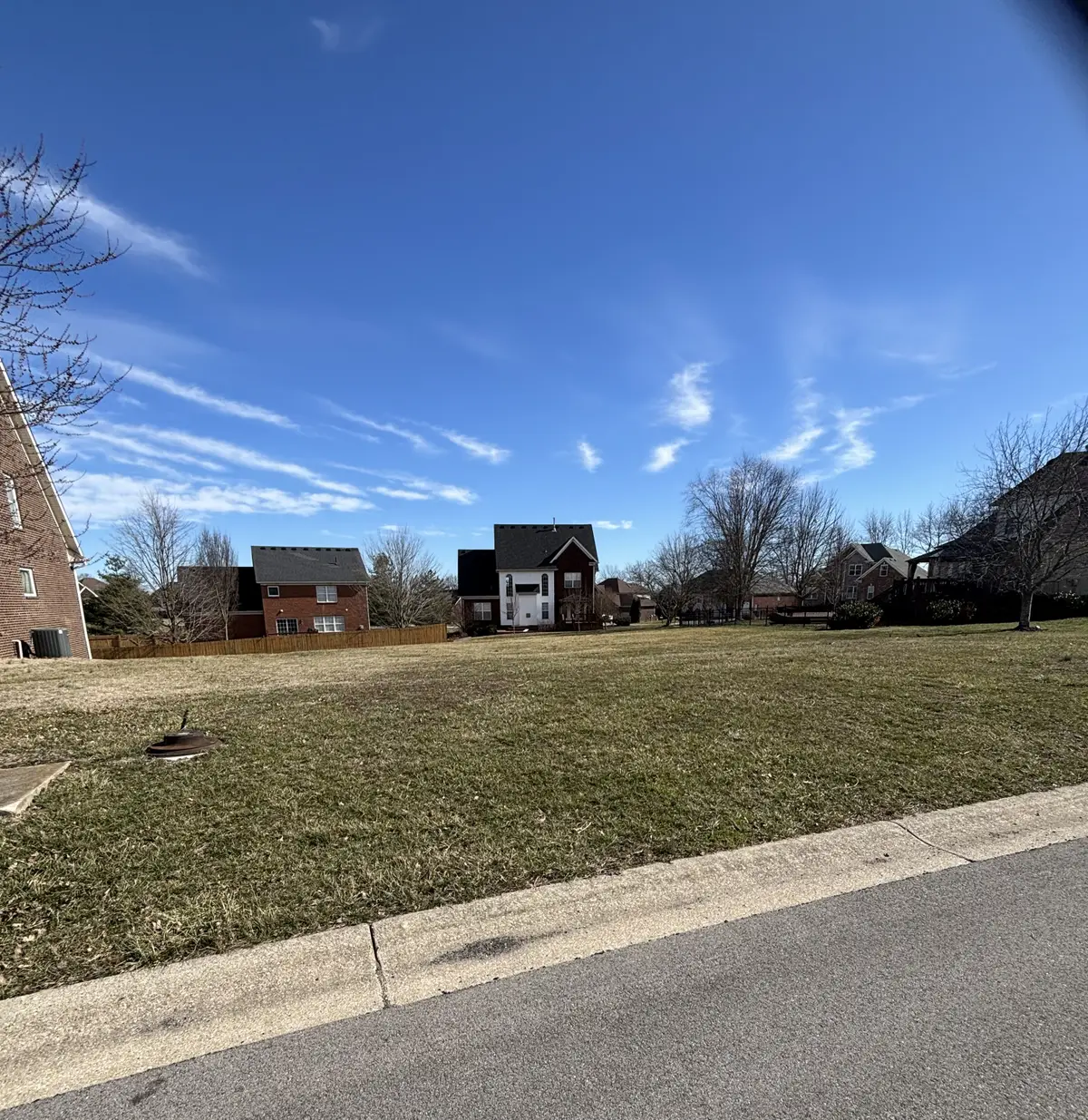 695 Ashbourne Dr, Shelbyville, KY 40065 - #1