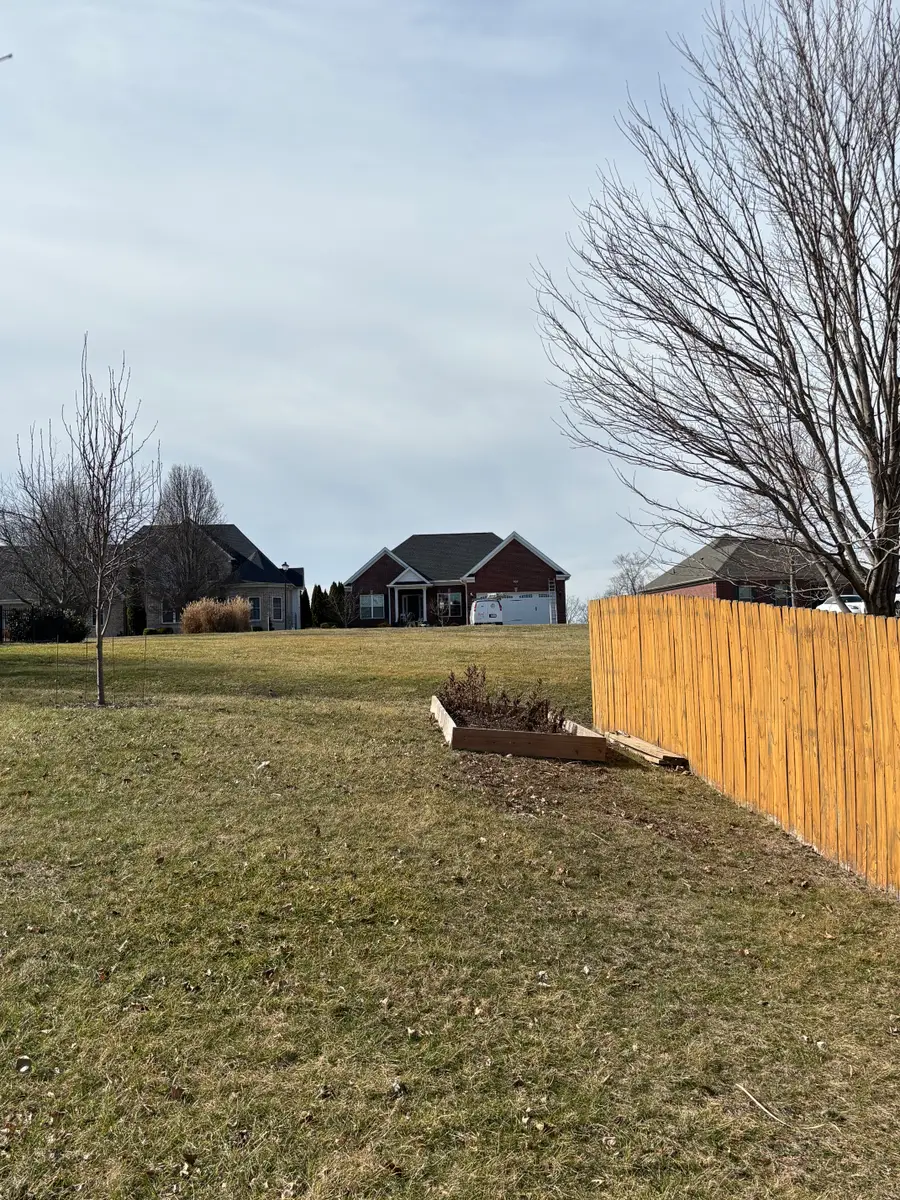 695 Ashbourne Dr, Shelbyville, KY 40065 - #3