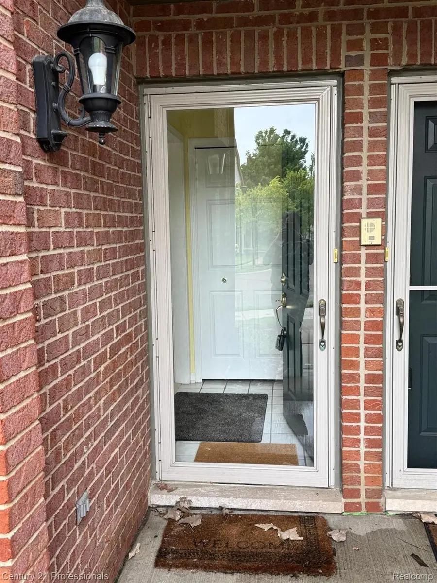 28067 Carlton Way Drive, Novi, MI 48377 - Image #3