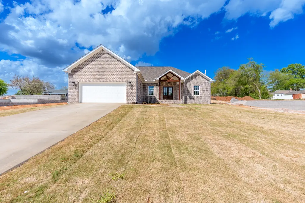809 Michigan Ave, Muscle Shoals, AL 35661 - #1