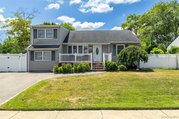 3902 Clove Court, Seaford, NY 11783