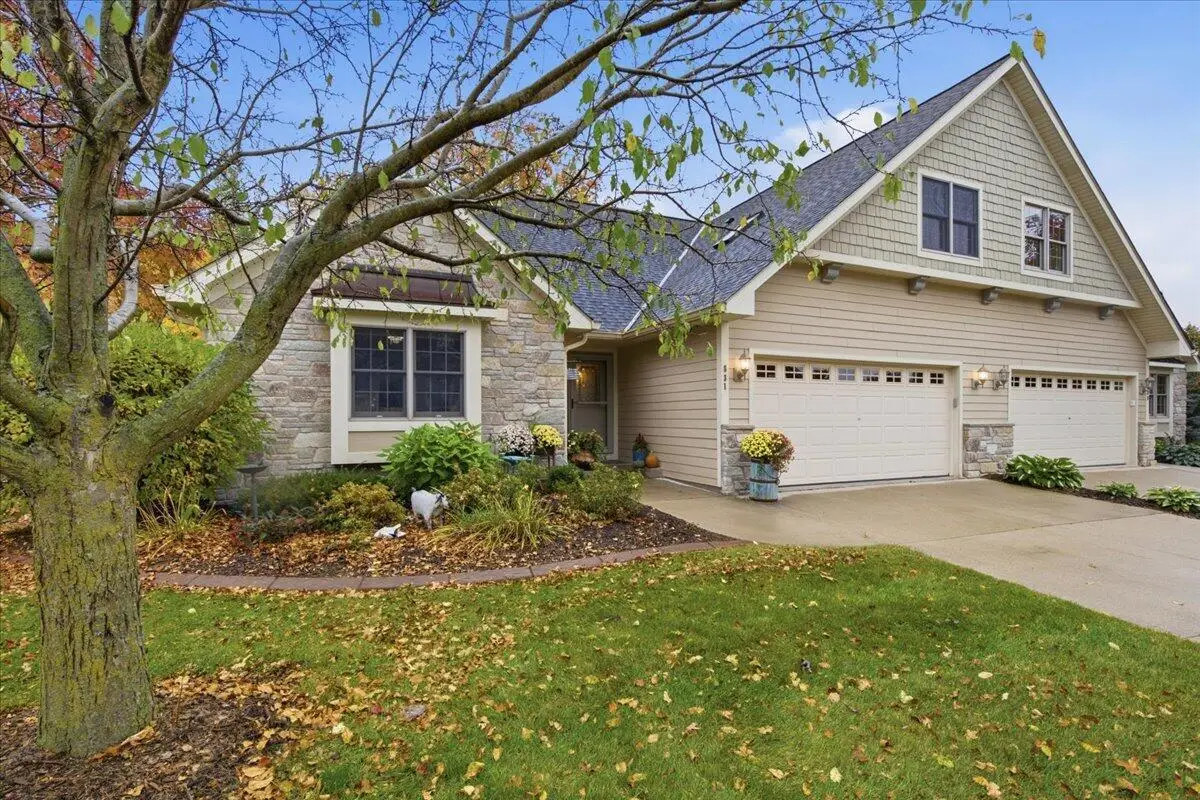 831 Lorrin Pl, West Bend, WI 53095 - #1