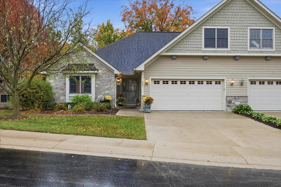 831 Lorrin Pl, West Bend, WI 53095 - #2