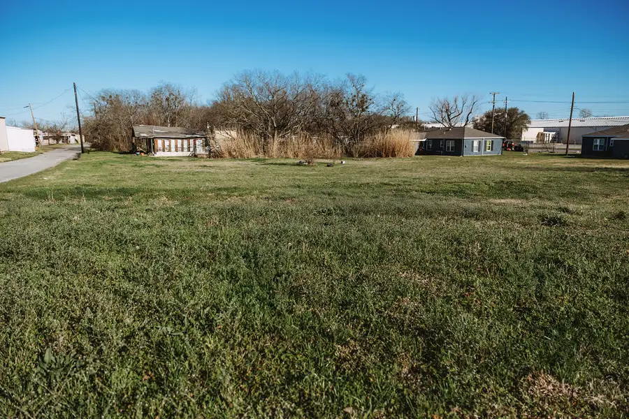 808 E Third St, Bonham, TX 75418 - Image #2