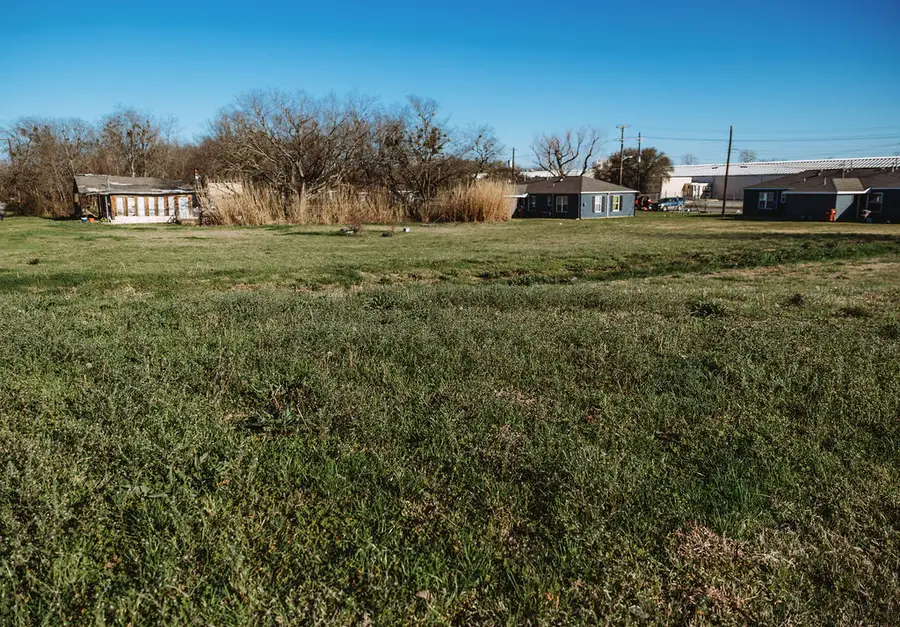 808 E Third St, Bonham, TX 75418 - Image #3