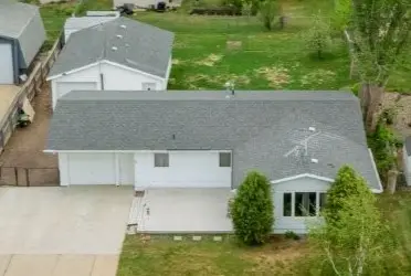 425 26th St NW, Minot, ND 58703