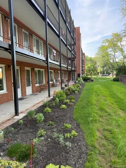 2820 Woodslee Drive #301, RoyalOak, MI 48073