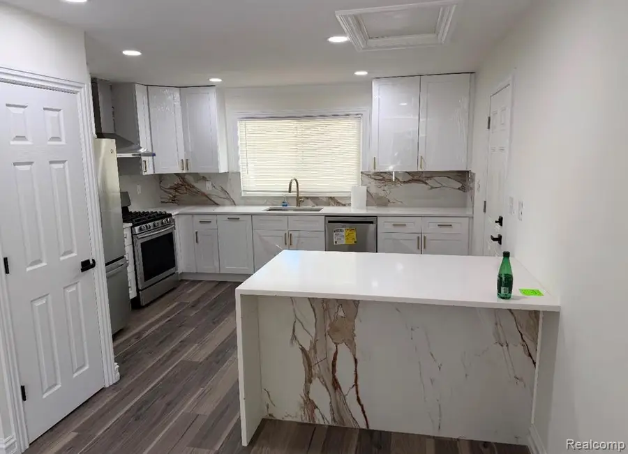10100 W 9 Mile Road, Oak Park, MI 48237 - #2