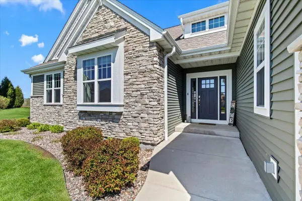 W158N6711 Tamarack Trl, Menomonee Falls, WI 53051