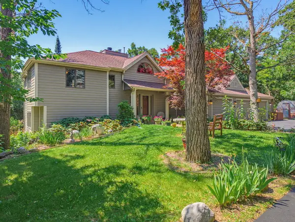 S1W31450 Hickory Hollow Ct, Delafield, WI 53018