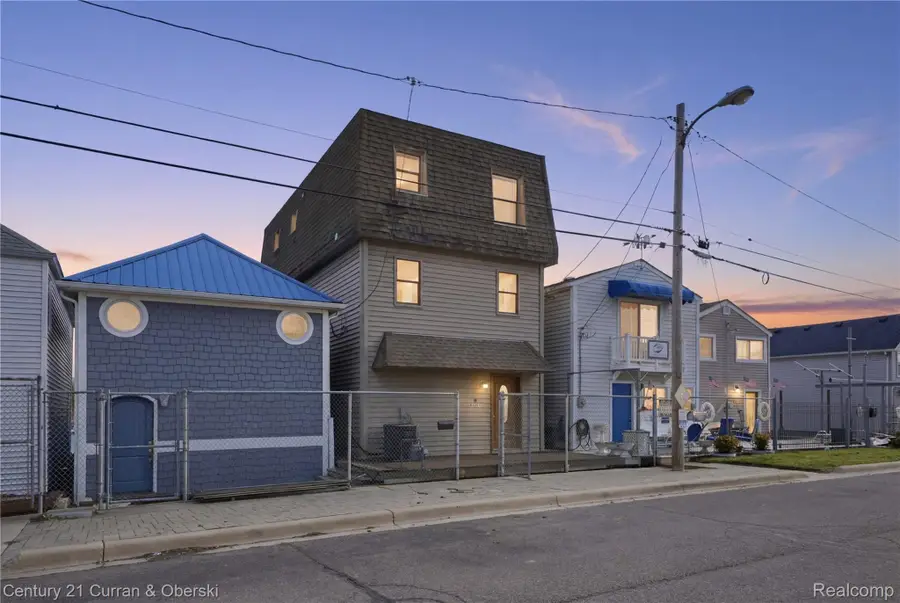9 Walnut Street, Wyandotte, MI 48192 - #3