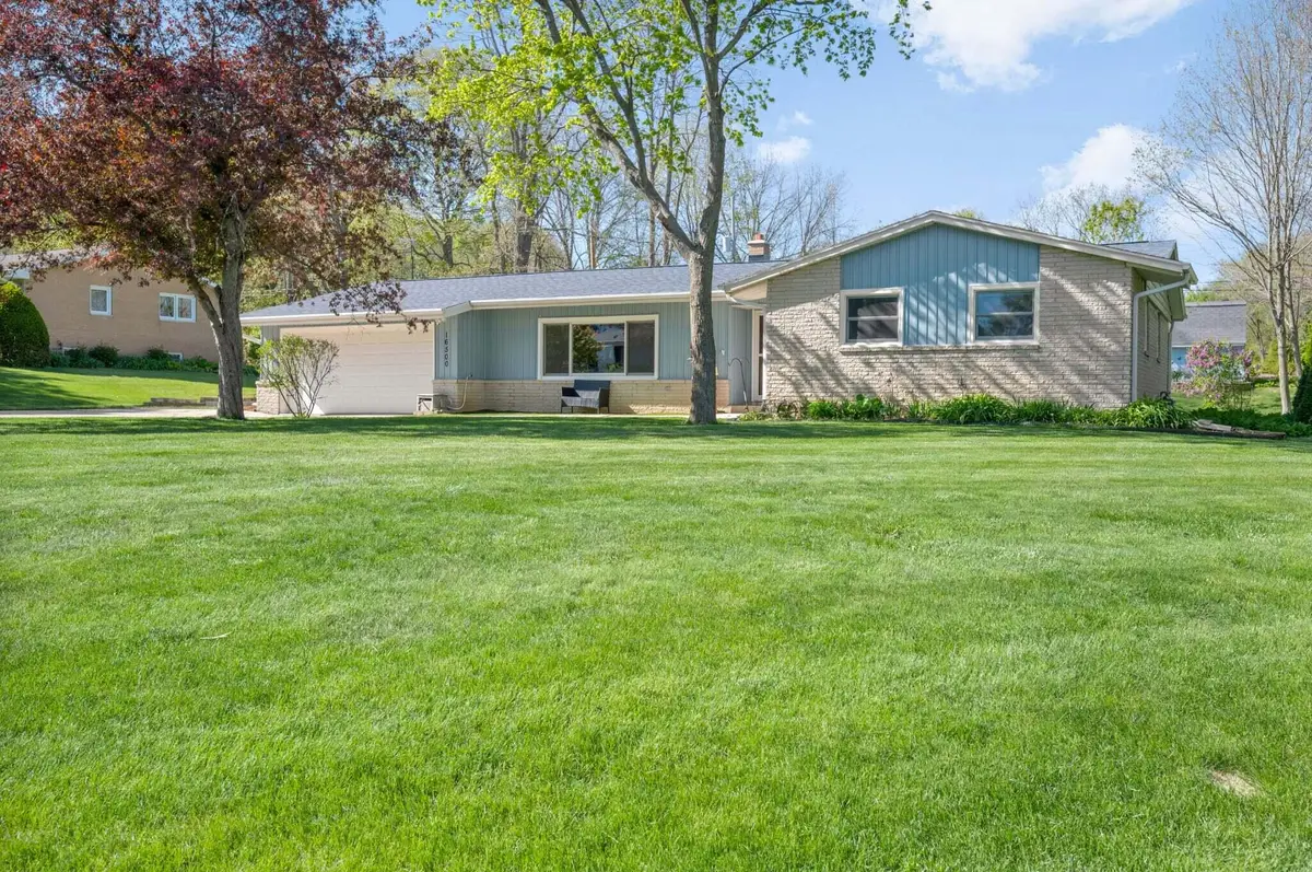 16500 Willow Ridge Ln, Brookfield, WI 53005 - #1