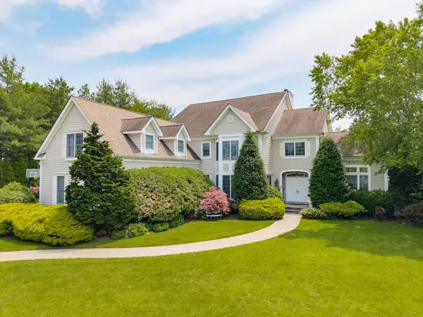 37 Legends Circle, Melville, NY 11747