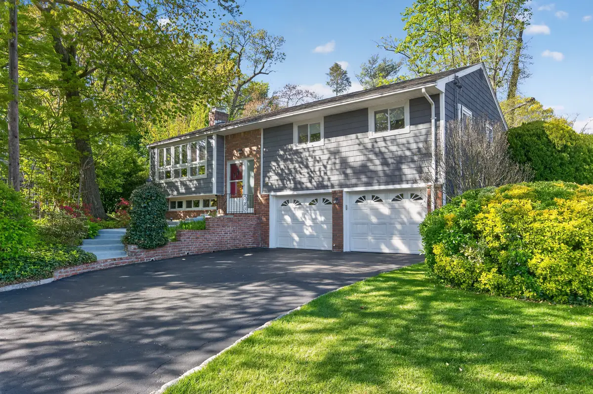 8 Glen Lane, Glenwood Landing, NY 11547 - #1