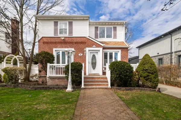 93 Kenneth Place, New Hyde Park, NY 11040