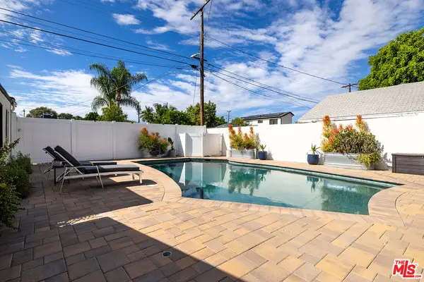 19432 Hartland Street, Reseda (los Angeles), CA 91335