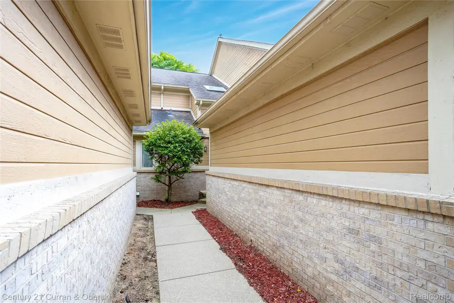 9429 Westwind Drive, Livonia, MI 48150 - #2