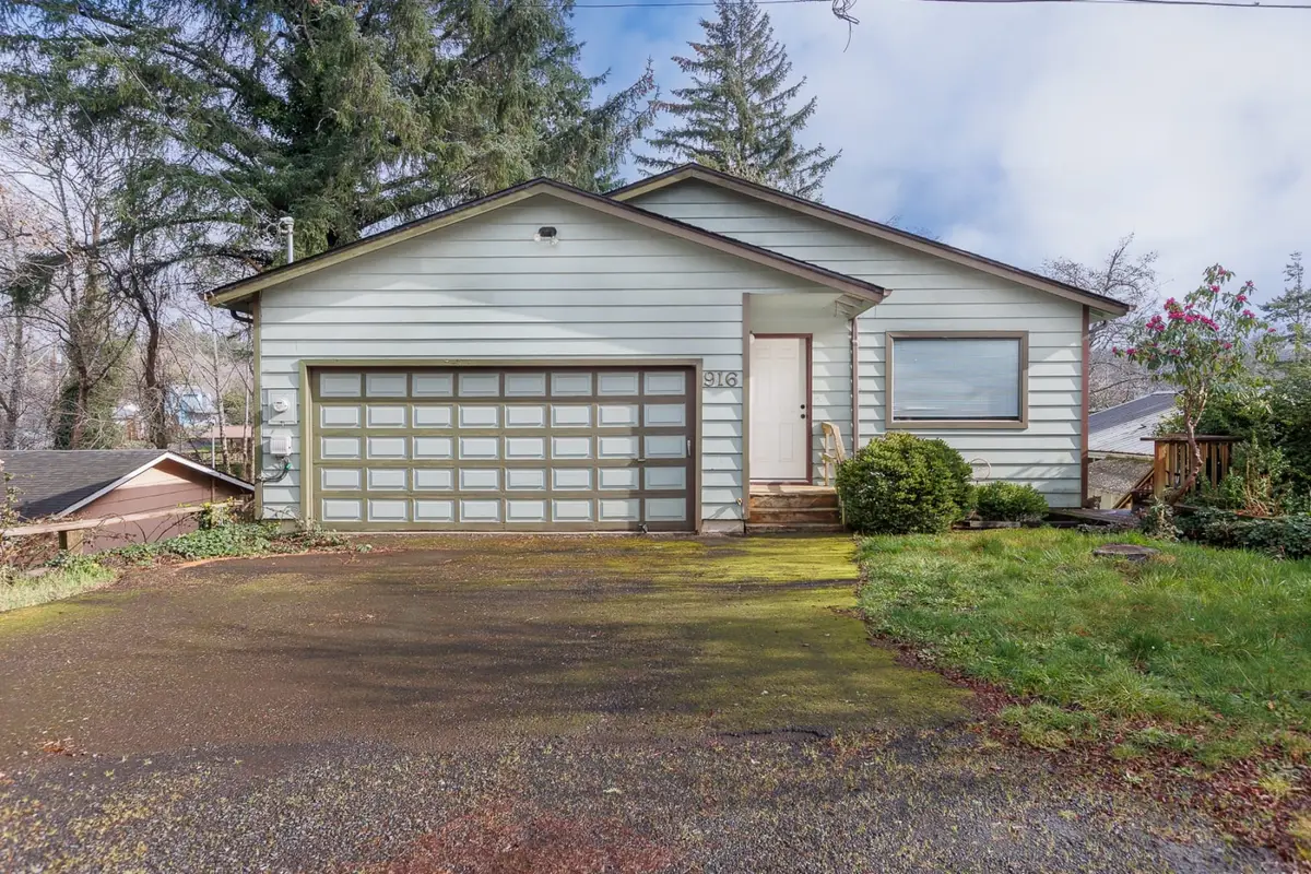 906/916 NE Douglas St, Newport, OR 97365 - #1