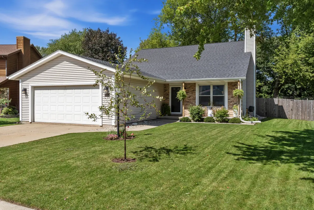 1566 Briarwood Ln, Hartford, WI 53027 - #1